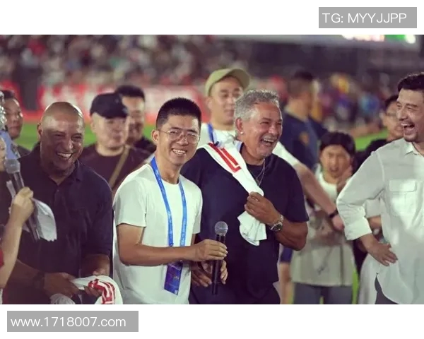 足球明星在采访中遭遇尴尬瞬间引发热议网友纷纷调侃视频曝光后反响热烈